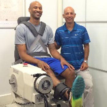 ד"ר ירון ברק עם שחקן מכבי ת"א כדורסל לשעבר דיווין סמית' - במהלך טיפול במכשיר דינמומטר איזוקינטי